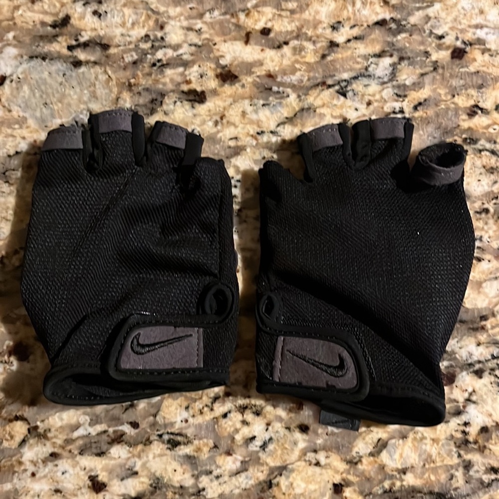 Nike workout gloves